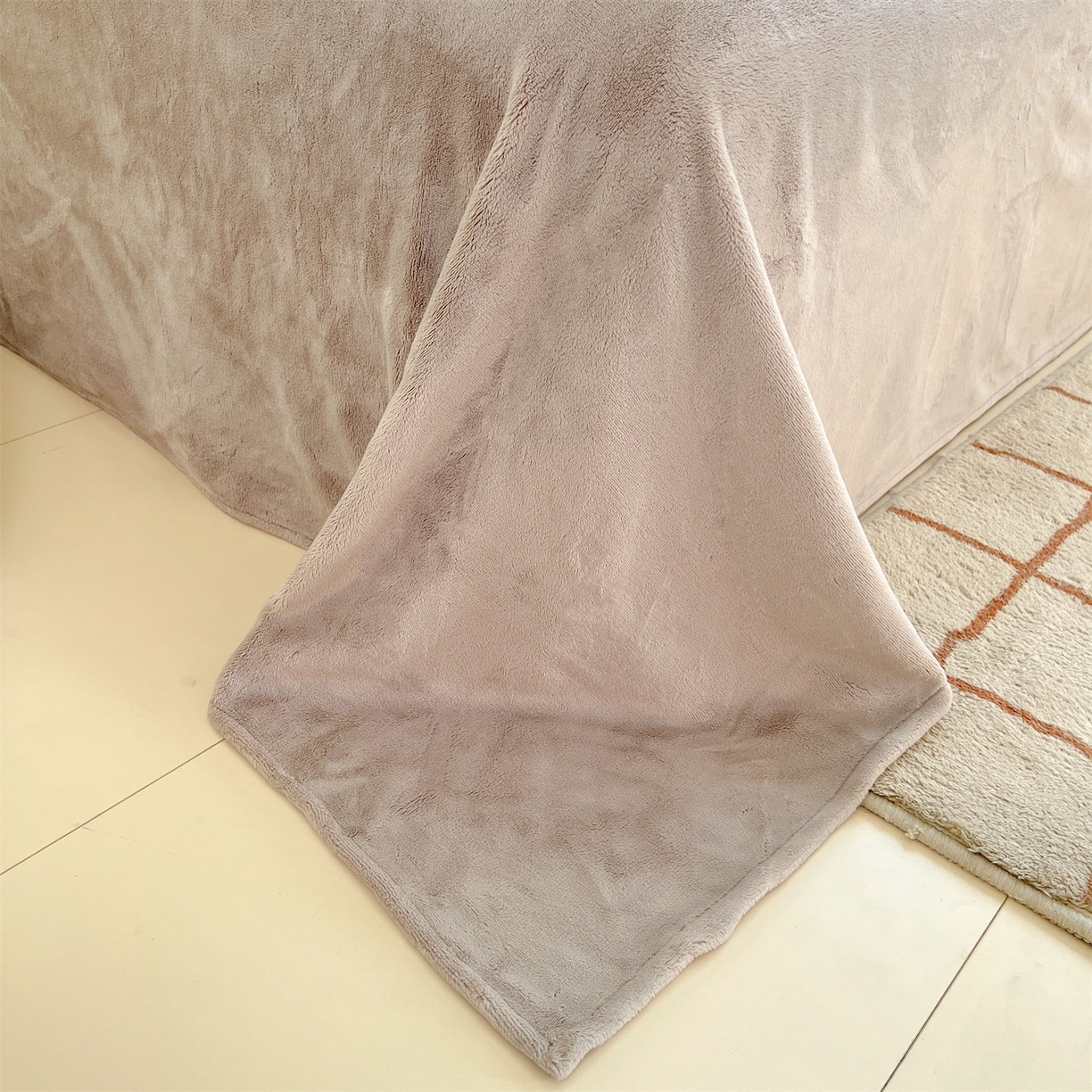 91家纺网 家纺一手货源 找家纺 云棉坊 2025新款高克重牛奶绒四件套-满绣系列 小熊-奶黄灰