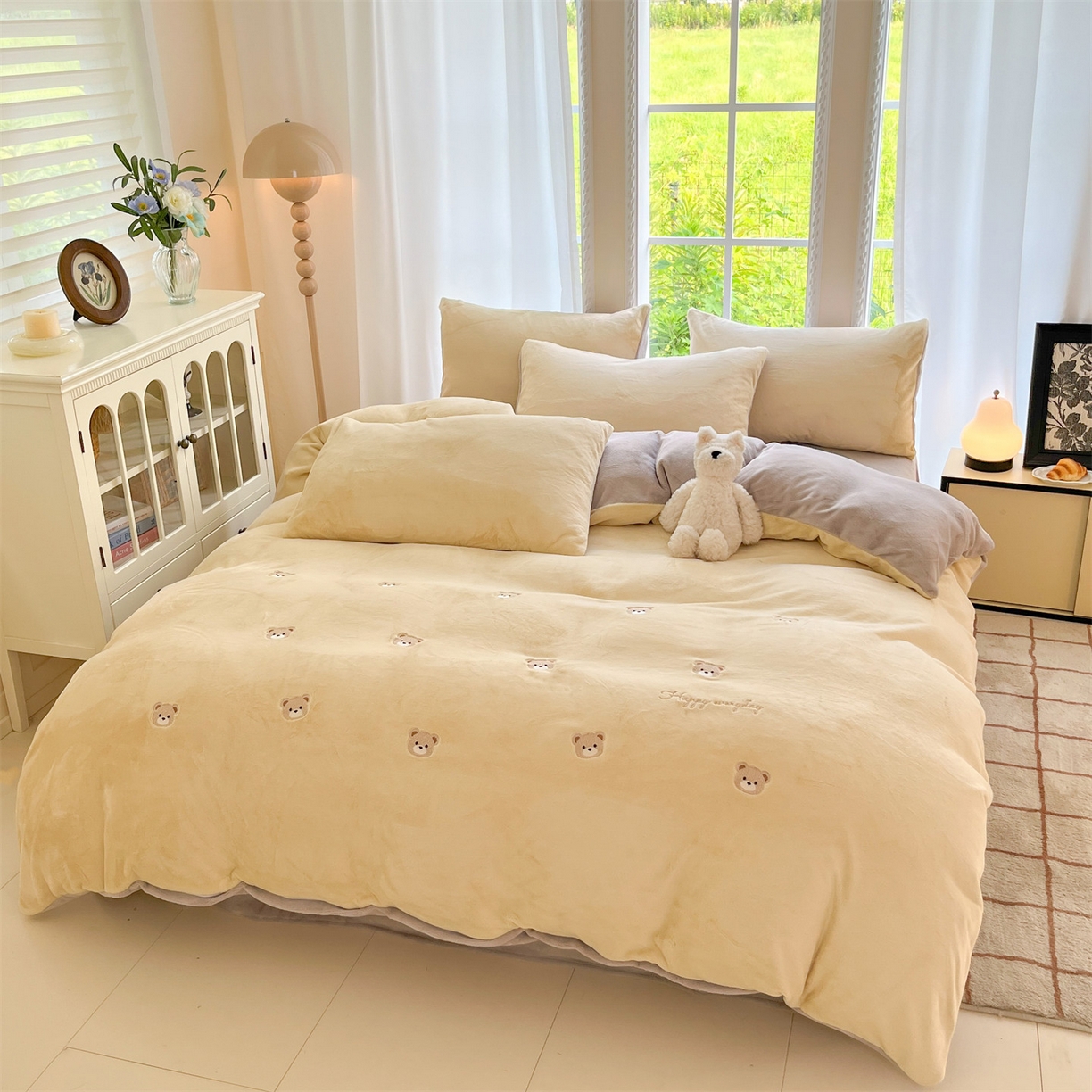 91家纺网 家纺一手货源 找家纺 云棉坊 2025新款高克重牛奶绒四件套-满绣系列 小熊-奶黄灰