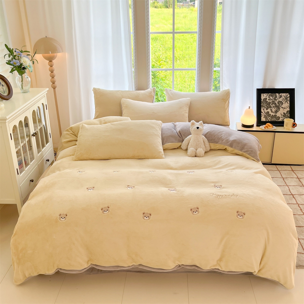 91家纺网 家纺一手货源 找家纺 云棉坊 2025新款高克重牛奶绒四件套-满绣系列 小熊-奶黄灰