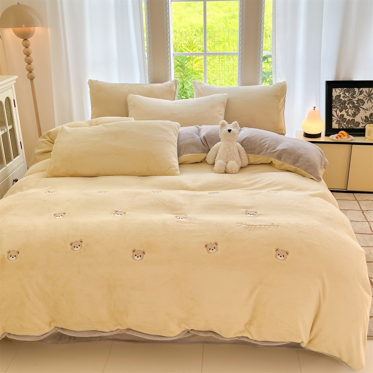 91家纺网 家纺一手货源 找家纺 云棉坊 2025新款高克重牛奶绒四件套-满绣系列 小熊-奶黄灰