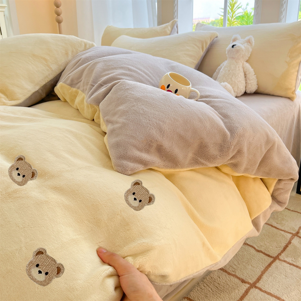 91家纺网 家纺一手货源 找家纺 云棉坊 2025新款高克重牛奶绒四件套-满绣系列 小熊-奶黄灰