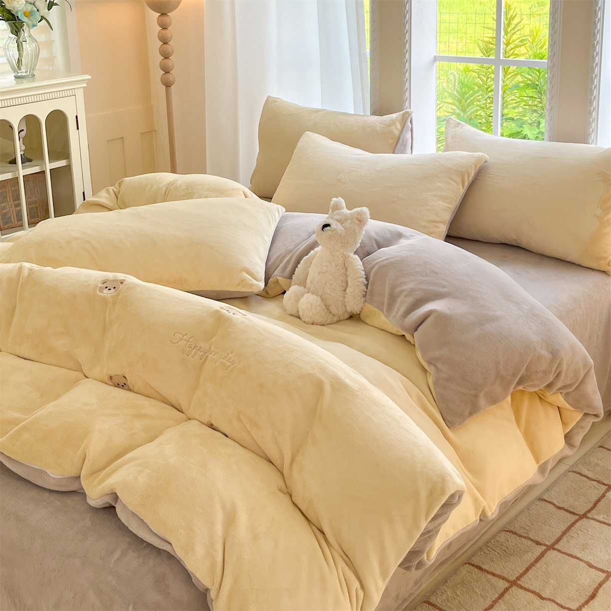 91家纺网 家纺一手货源 找家纺 云棉坊 2025新款高克重牛奶绒四件套-满绣系列 小熊-奶黄灰