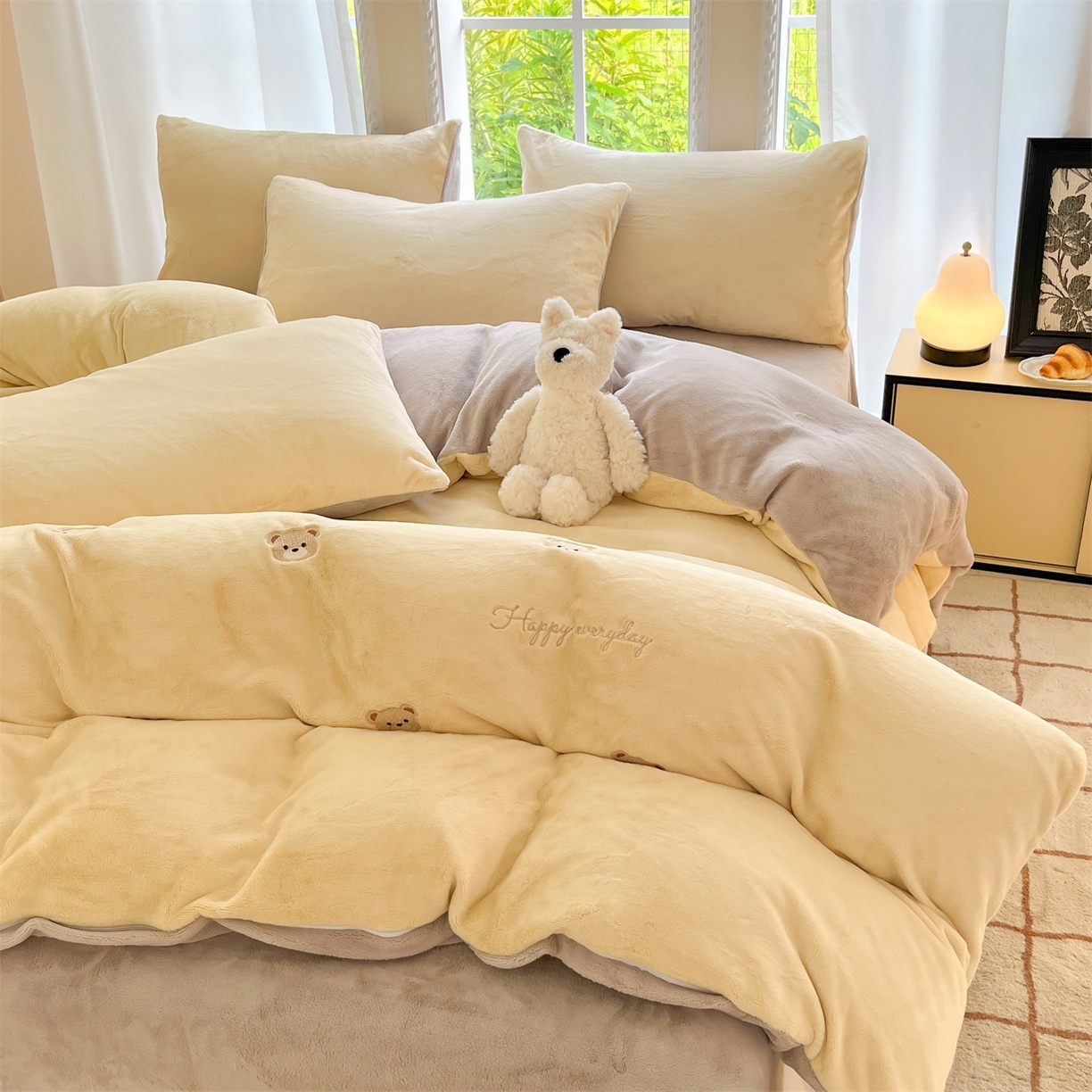 91家纺网 家纺一手货源 找家纺 云棉坊 2025新款高克重牛奶绒四件套-满绣系列 小熊-奶黄灰