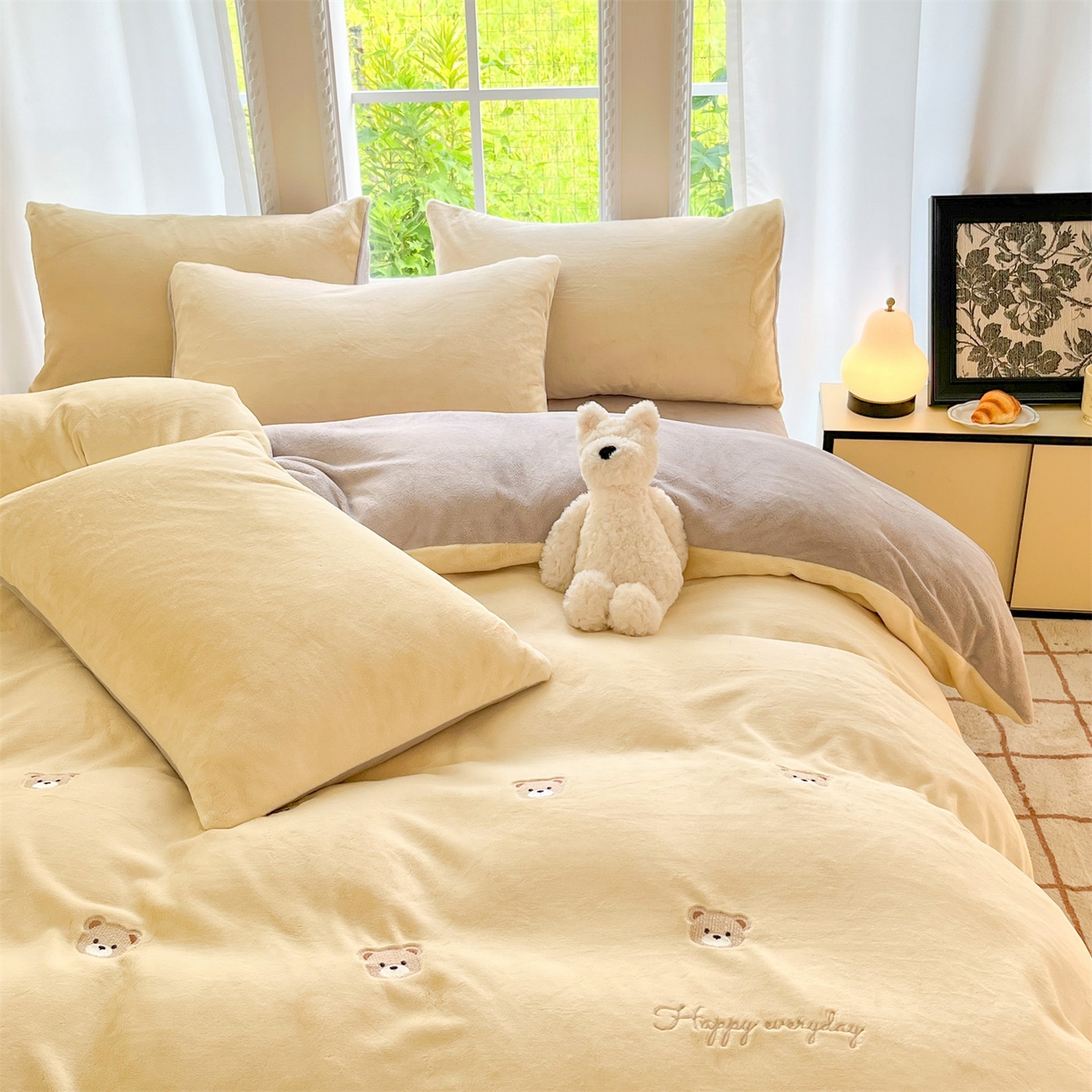 91家纺网 家纺一手货源 找家纺 云棉坊 2025新款高克重牛奶绒四件套-满绣系列 小熊-奶黄灰