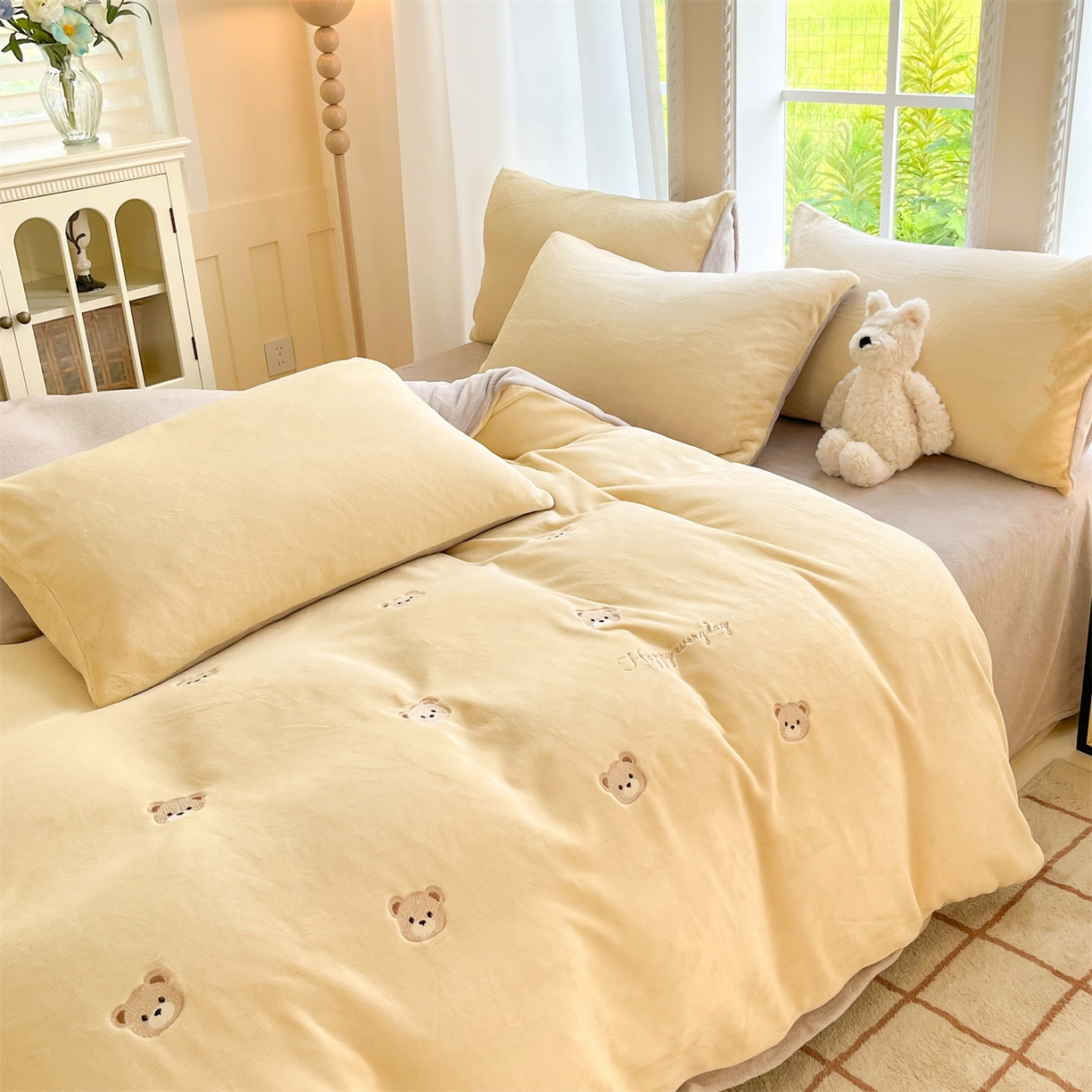 91家纺网 家纺一手货源 找家纺 云棉坊 2025新款高克重牛奶绒四件套-满绣系列 小熊-奶黄灰