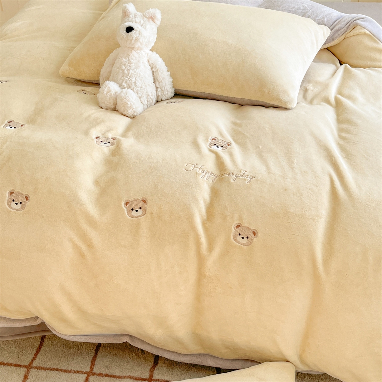 91家纺网 家纺一手货源 找家纺 云棉坊 2025新款高克重牛奶绒四件套-满绣系列 小熊-奶黄灰