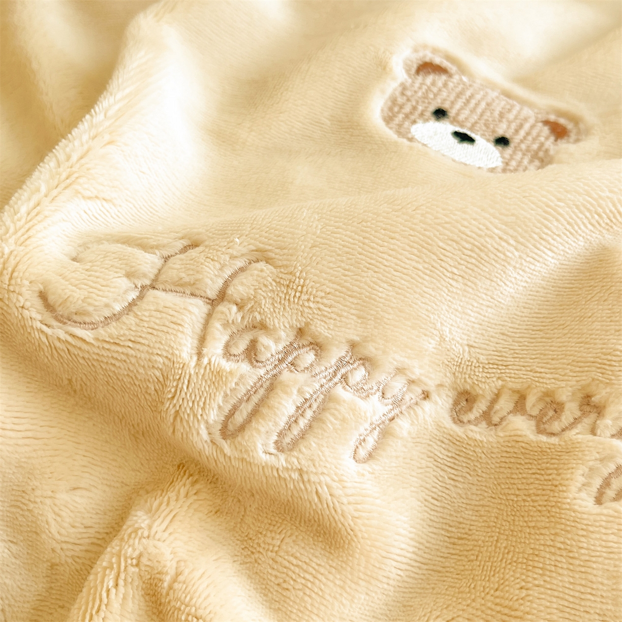 91家纺网 家纺一手货源 找家纺 云棉坊 2025新款高克重牛奶绒四件套-满绣系列 小熊-奶黄灰