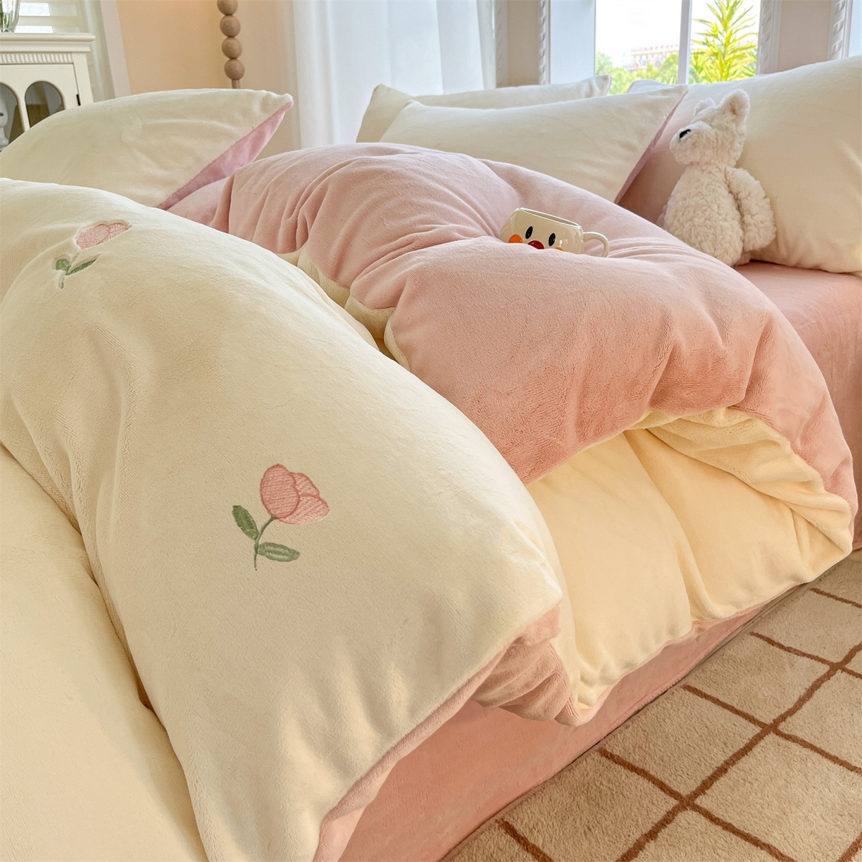 91家纺网 家纺一手货源 找家纺 云棉坊 2025新款高克重牛奶绒四件套-满绣系列 郁金香-奶白粉