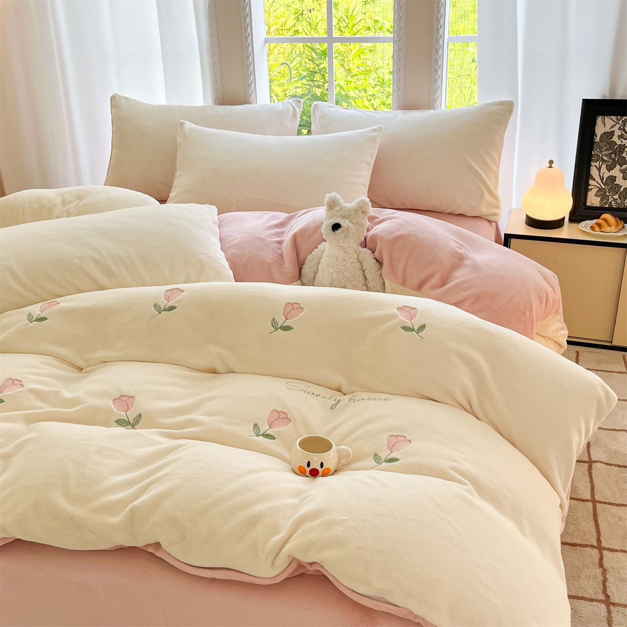 91家纺网 家纺一手货源 找家纺 云棉坊 2025新款高克重牛奶绒四件套-满绣系列 郁金香-奶白粉