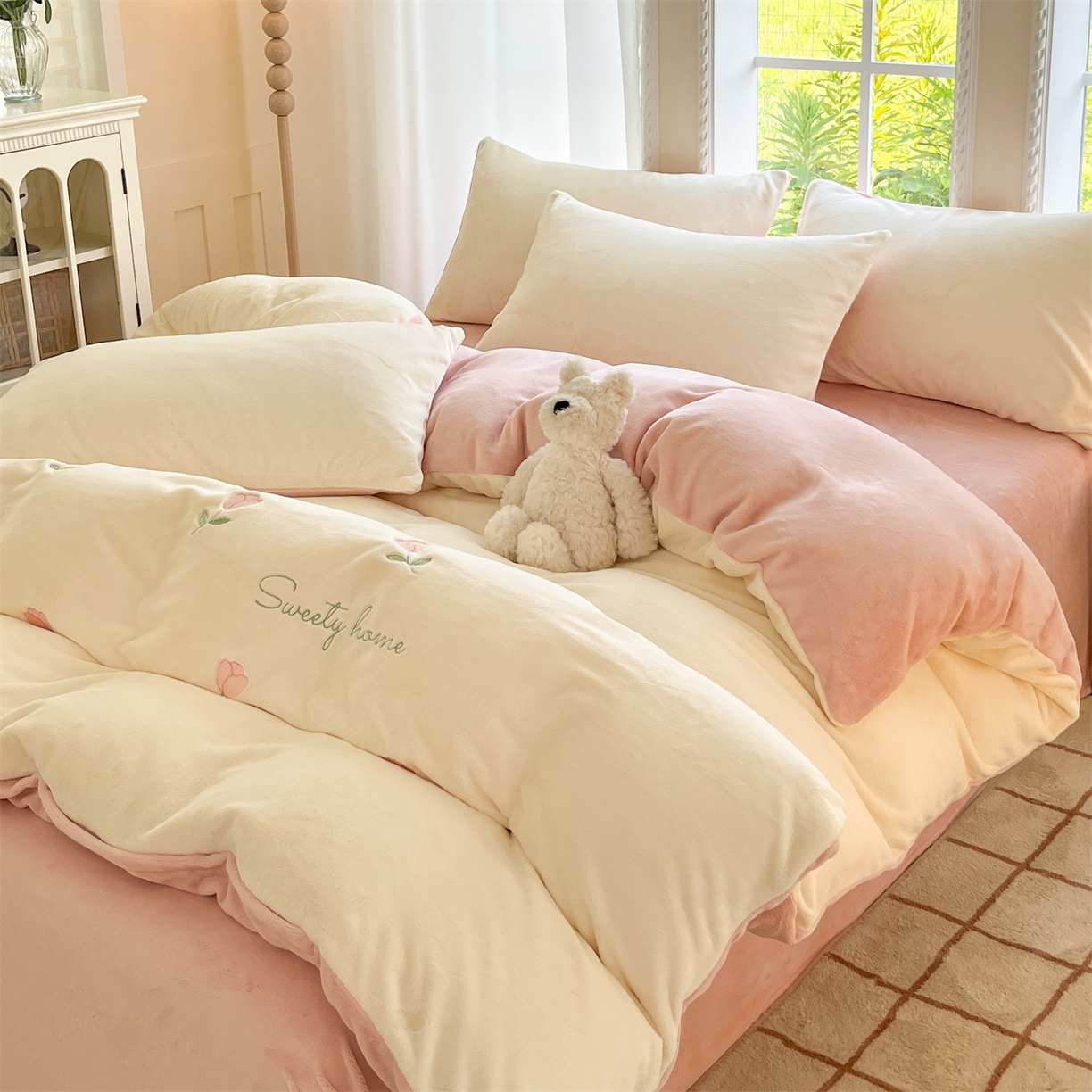 91家纺网 家纺一手货源 找家纺 云棉坊 2025新款高克重牛奶绒四件套-满绣系列 郁金香-奶白粉