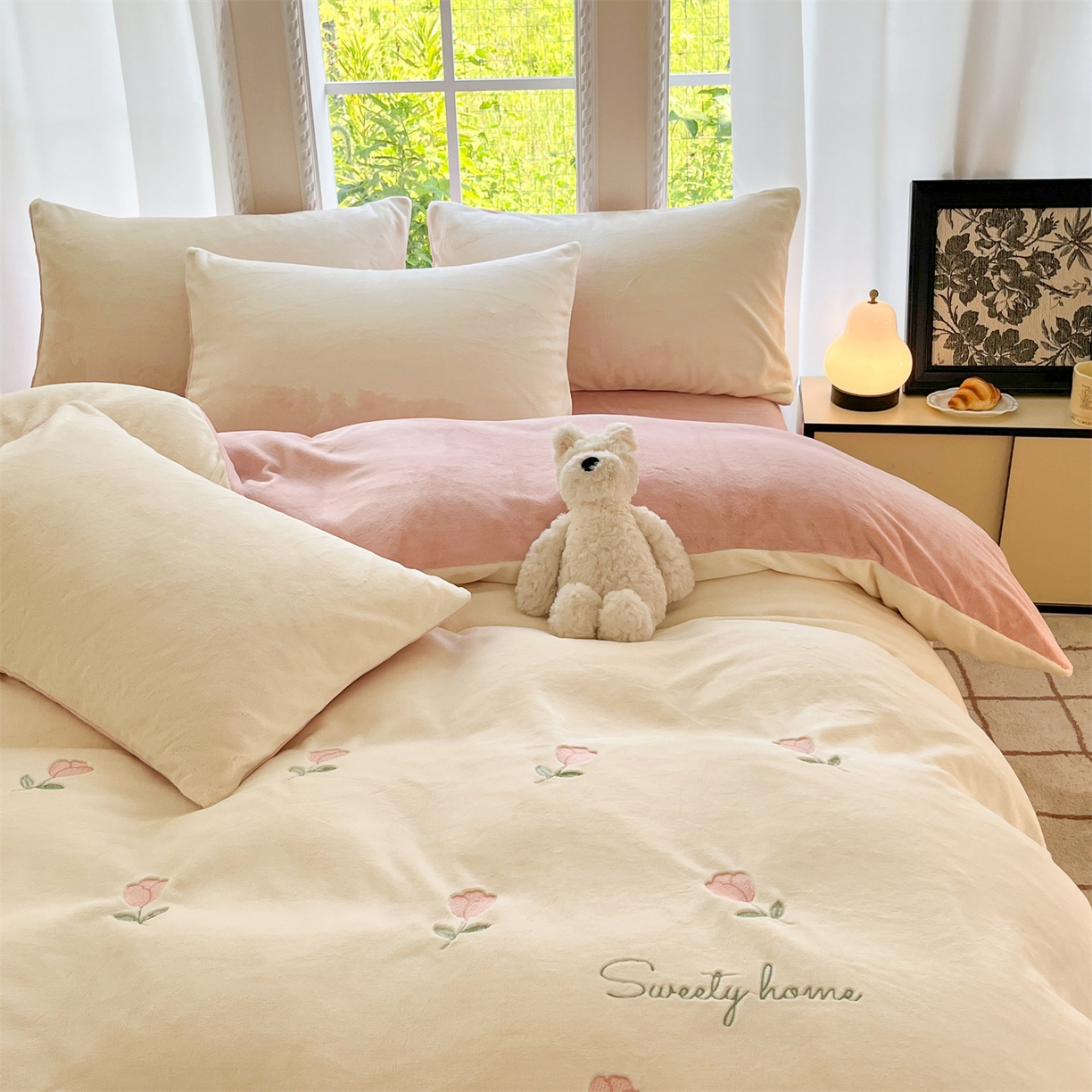91家纺网 家纺一手货源 找家纺 云棉坊 2025新款高克重牛奶绒四件套-满绣系列 郁金香-奶白粉