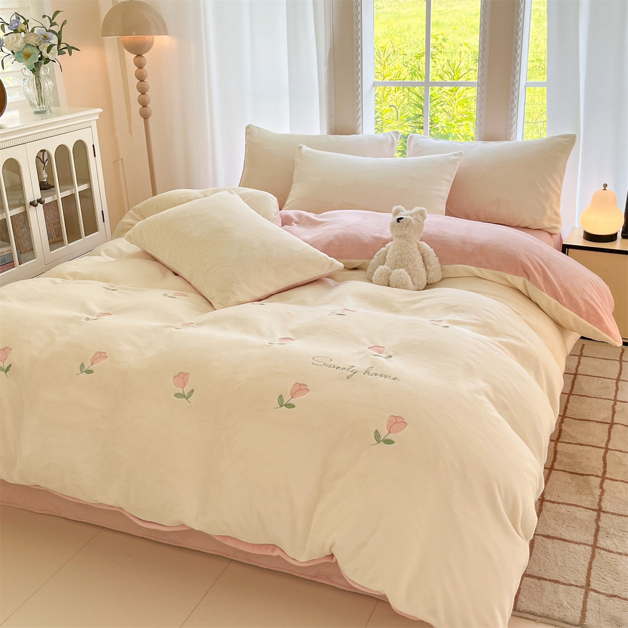 91家纺网 家纺一手货源 找家纺 云棉坊 2025新款高克重牛奶绒四件套-满绣系列 郁金香-奶白粉