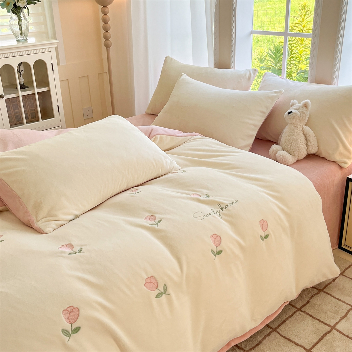 91家纺网 家纺一手货源 找家纺 云棉坊 2025新款高克重牛奶绒四件套-满绣系列 郁金香-奶白粉