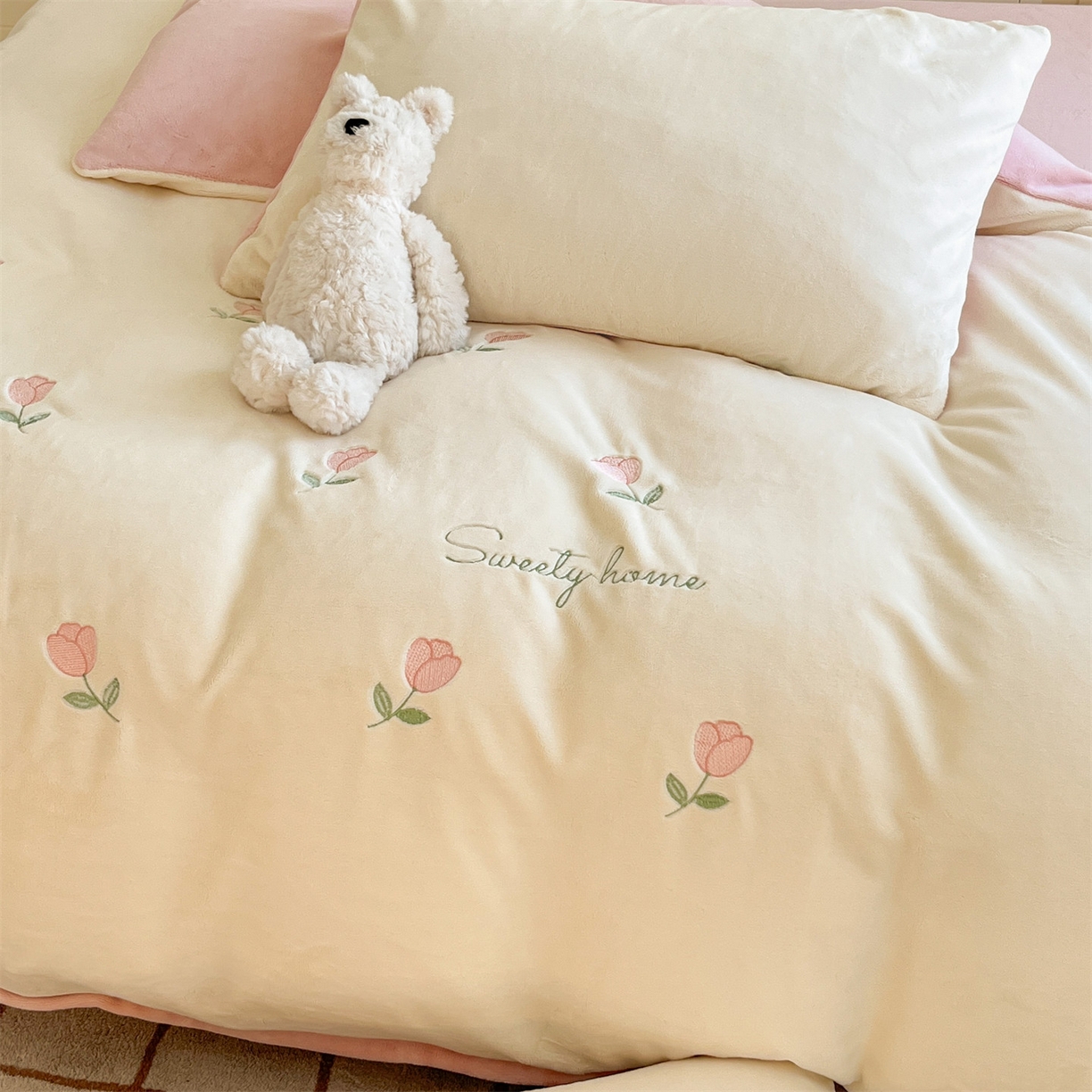 91家纺网 家纺一手货源 找家纺 云棉坊 2025新款高克重牛奶绒四件套-满绣系列 郁金香-奶白粉