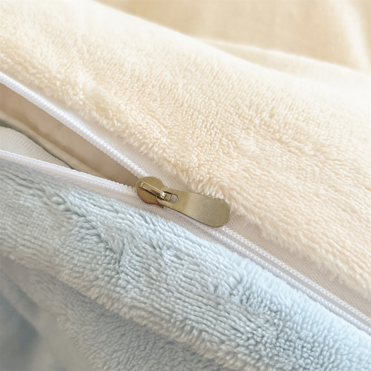 91家纺网 家纺一手货源 找家纺 云棉坊 2025新款高克重牛奶绒四件套-满绣系列 郁金香-奶白蓝