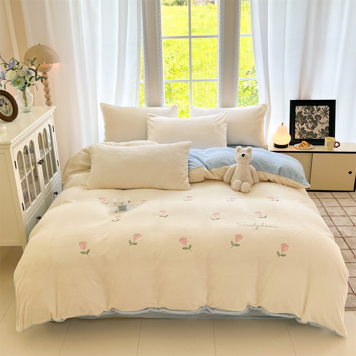 91家纺网 家纺一手货源 找家纺 云棉坊 2025新款高克重牛奶绒四件套-满绣系列 郁金香-奶白蓝