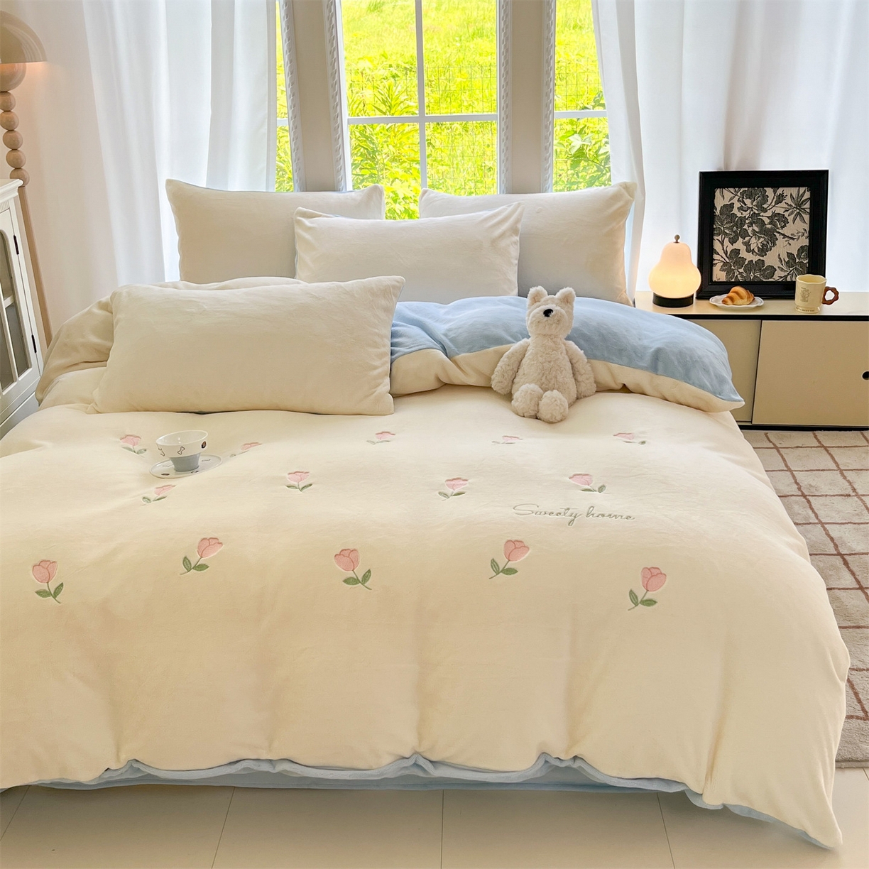 91家纺网 家纺一手货源 找家纺 云棉坊 2025新款高克重牛奶绒四件套-满绣系列 郁金香-奶白蓝