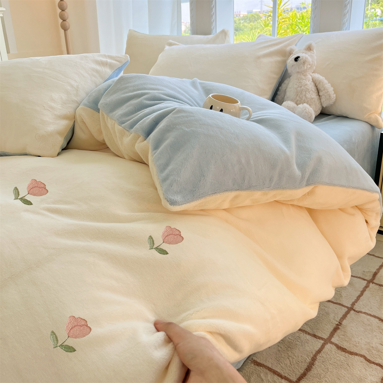 91家纺网 家纺一手货源 找家纺 云棉坊 2025新款高克重牛奶绒四件套-满绣系列 郁金香-奶白蓝