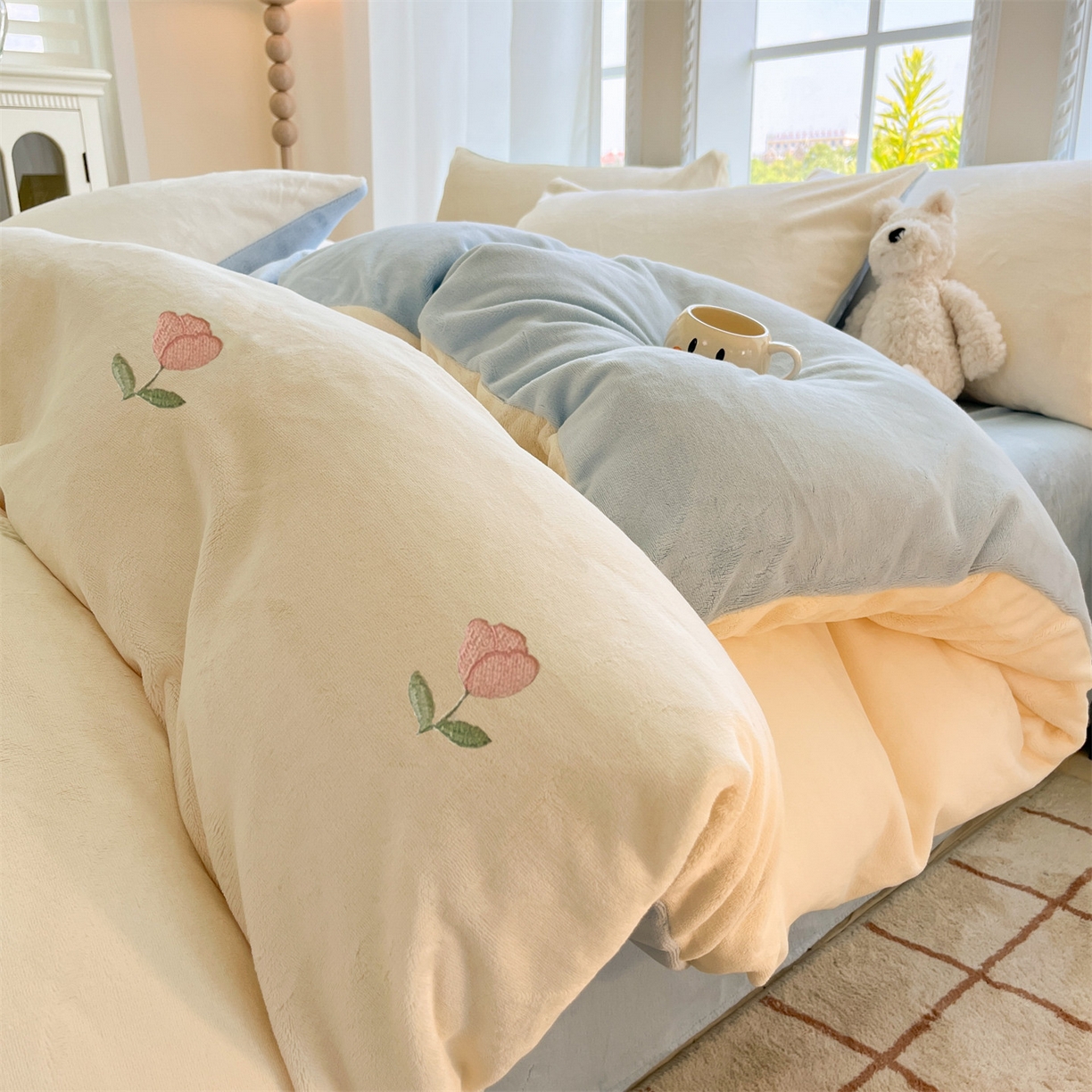 91家纺网 家纺一手货源 找家纺 云棉坊 2025新款高克重牛奶绒四件套-满绣系列 郁金香-奶白蓝
