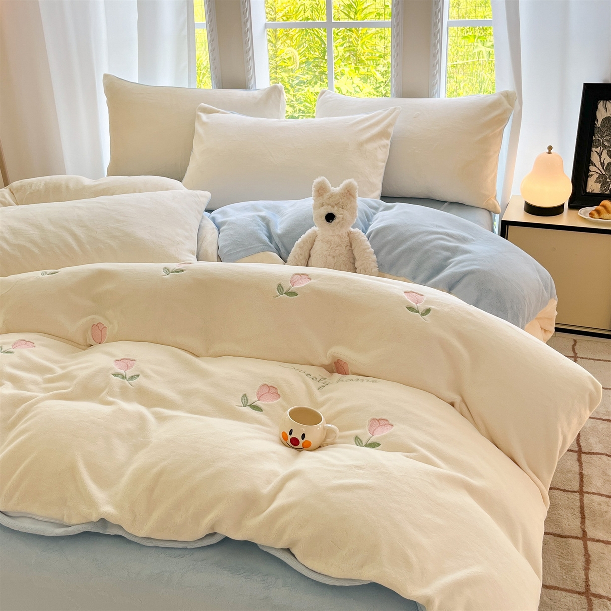 91家纺网 家纺一手货源 找家纺 云棉坊 2025新款高克重牛奶绒四件套-满绣系列 郁金香-奶白蓝