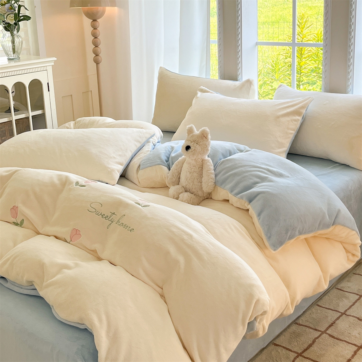 91家纺网 家纺一手货源 找家纺 云棉坊 2025新款高克重牛奶绒四件套-满绣系列 郁金香-奶白蓝