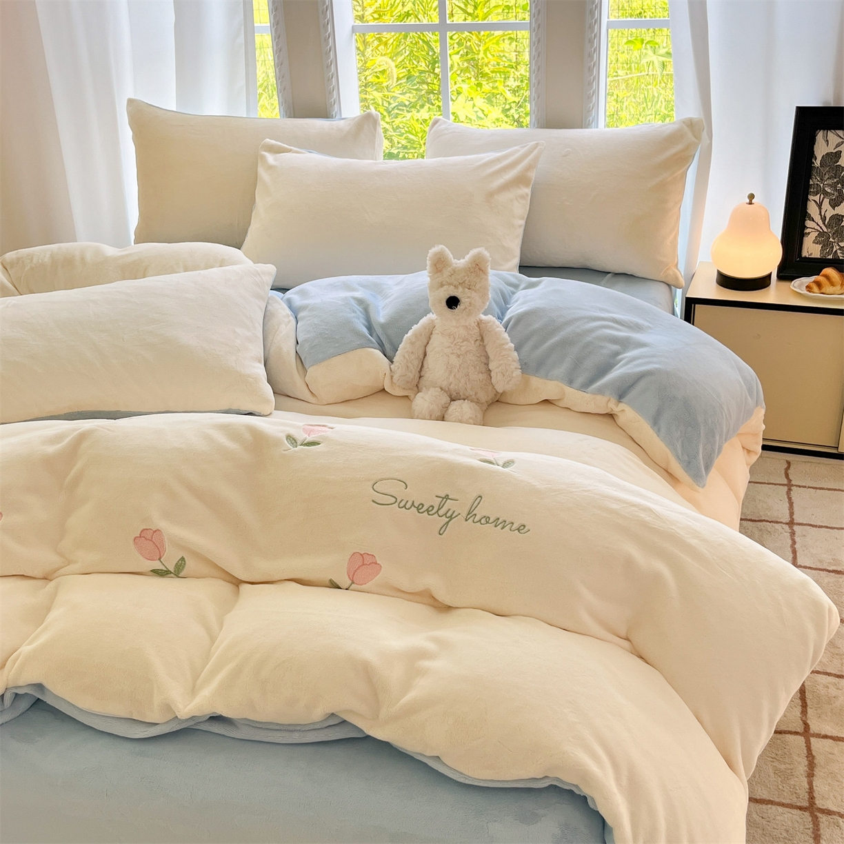 91家纺网 家纺一手货源 找家纺 云棉坊 2025新款高克重牛奶绒四件套-满绣系列 郁金香-奶白蓝