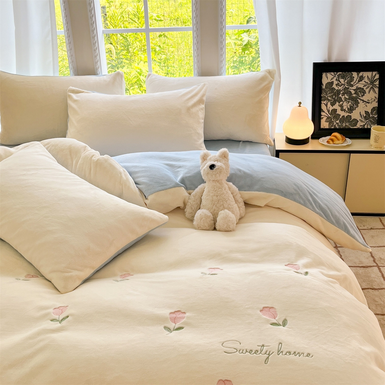 91家纺网 家纺一手货源 找家纺 云棉坊 2025新款高克重牛奶绒四件套-满绣系列 郁金香-奶白蓝