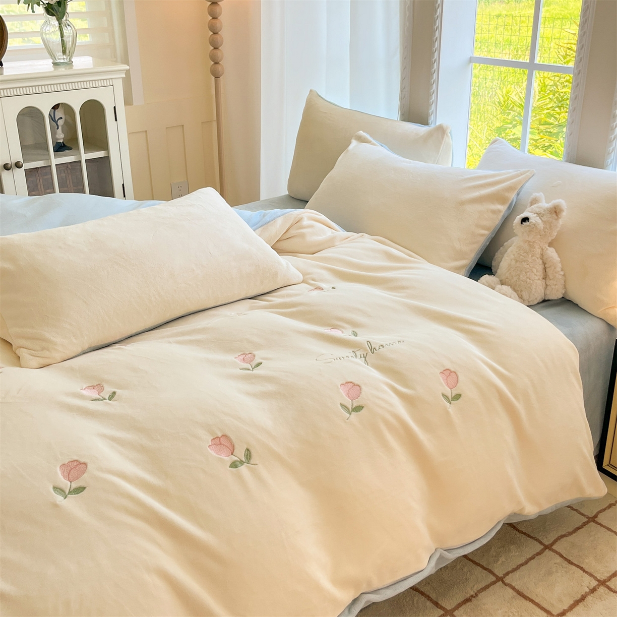 91家纺网 家纺一手货源 找家纺 云棉坊 2025新款高克重牛奶绒四件套-满绣系列 郁金香-奶白蓝