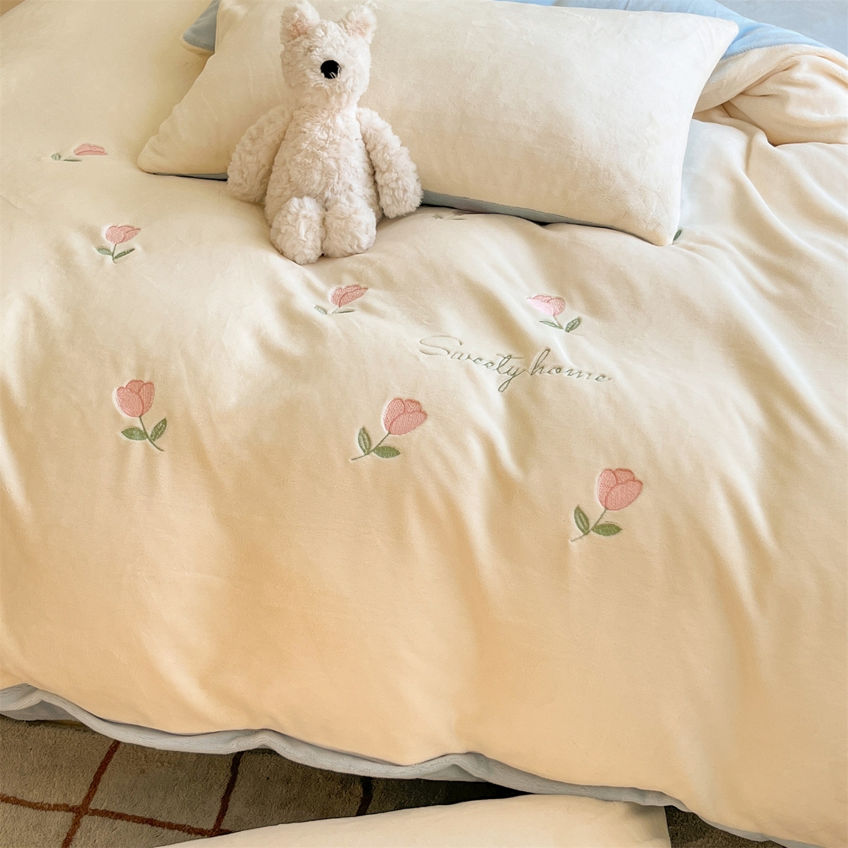 91家纺网 家纺一手货源 找家纺 云棉坊 2025新款高克重牛奶绒四件套-满绣系列 郁金香-奶白蓝