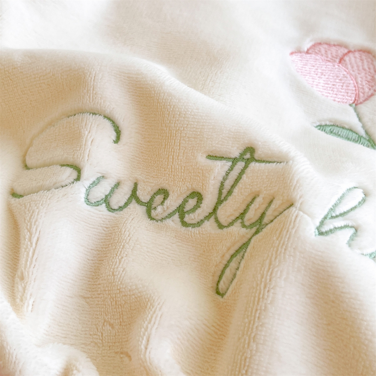 91家纺网 家纺一手货源 找家纺 云棉坊 2025新款高克重牛奶绒四件套-满绣系列 郁金香-奶白蓝