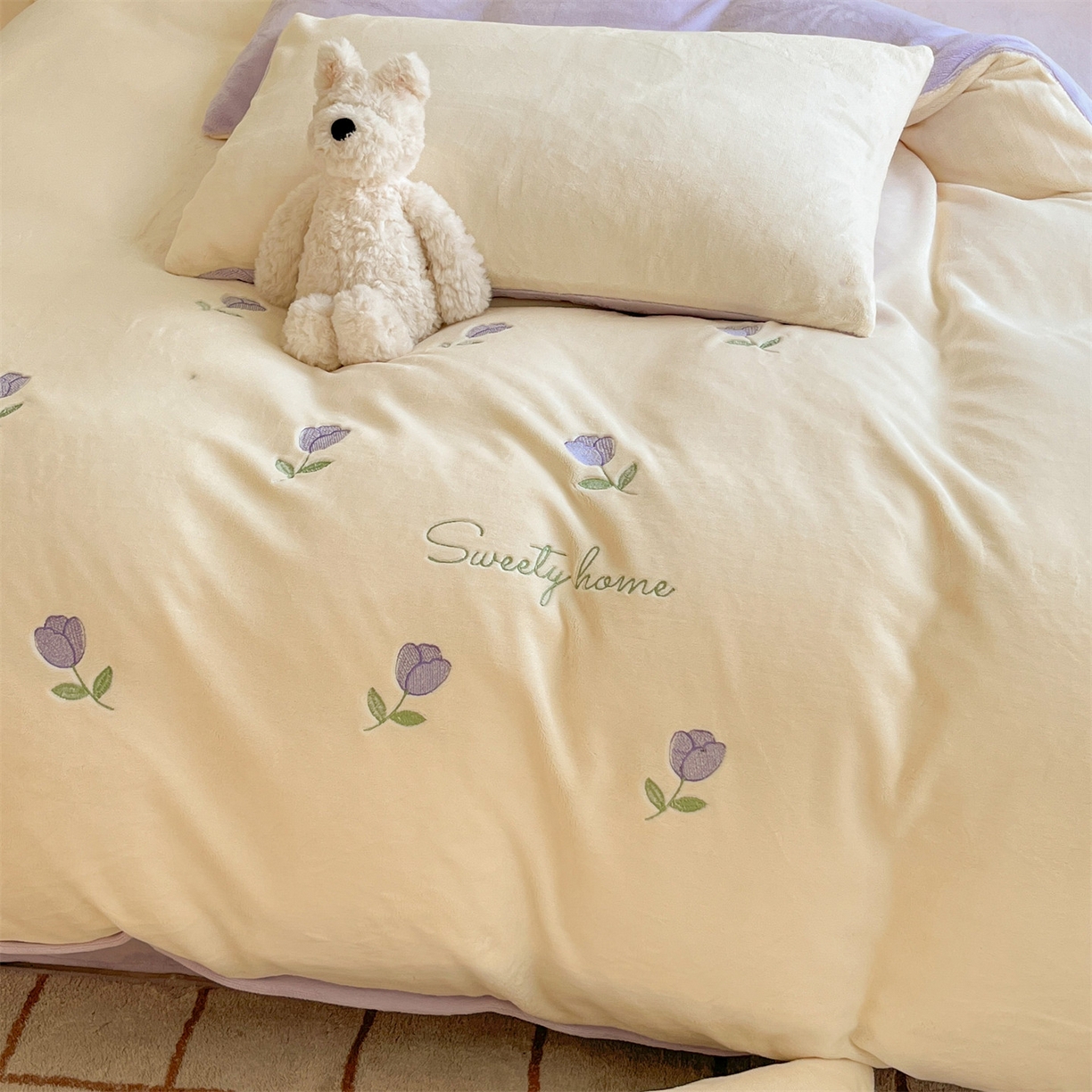 91家纺网 家纺一手货源 找家纺 云棉坊 2025新款高克重牛奶绒四件套-满绣系列 郁金香-奶白紫