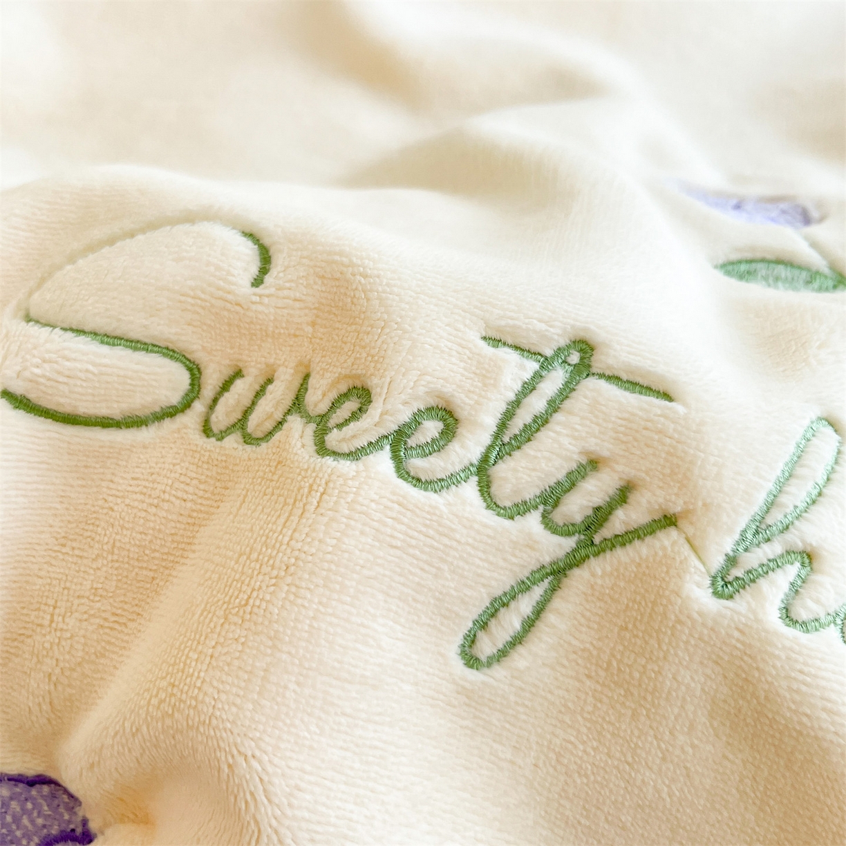 91家纺网 家纺一手货源 找家纺 云棉坊 2025新款高克重牛奶绒四件套-满绣系列 郁金香-奶白紫