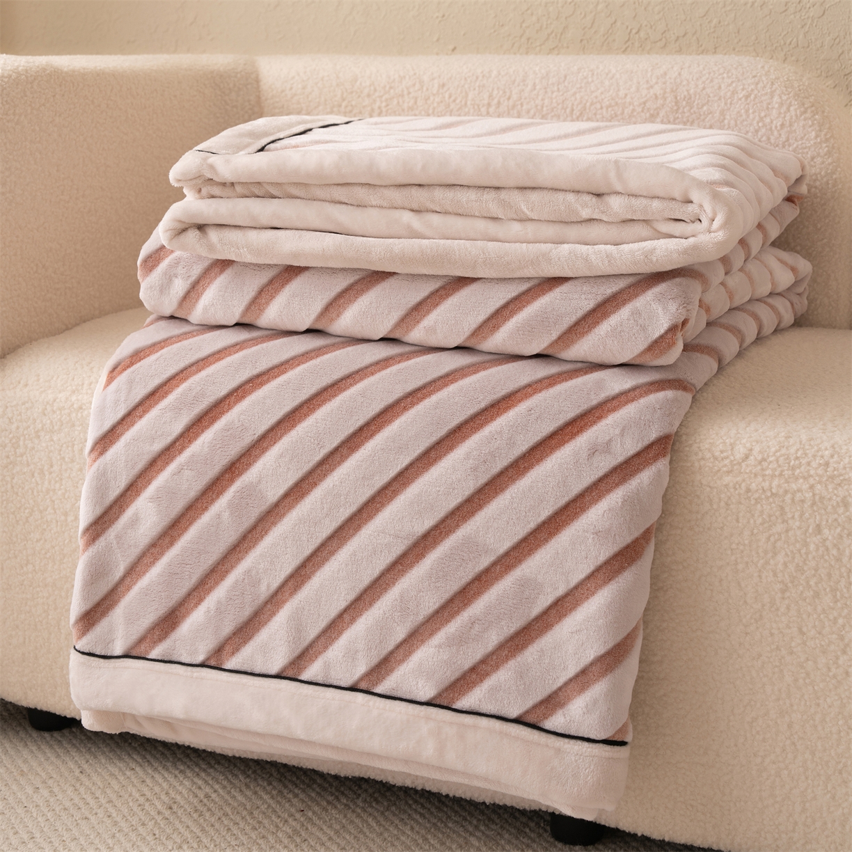 91家纺网 家纺一手货源 找家纺 （总）源舍家纺 2025新款绵眠条牛奶绒毛毯 毯子毛毯