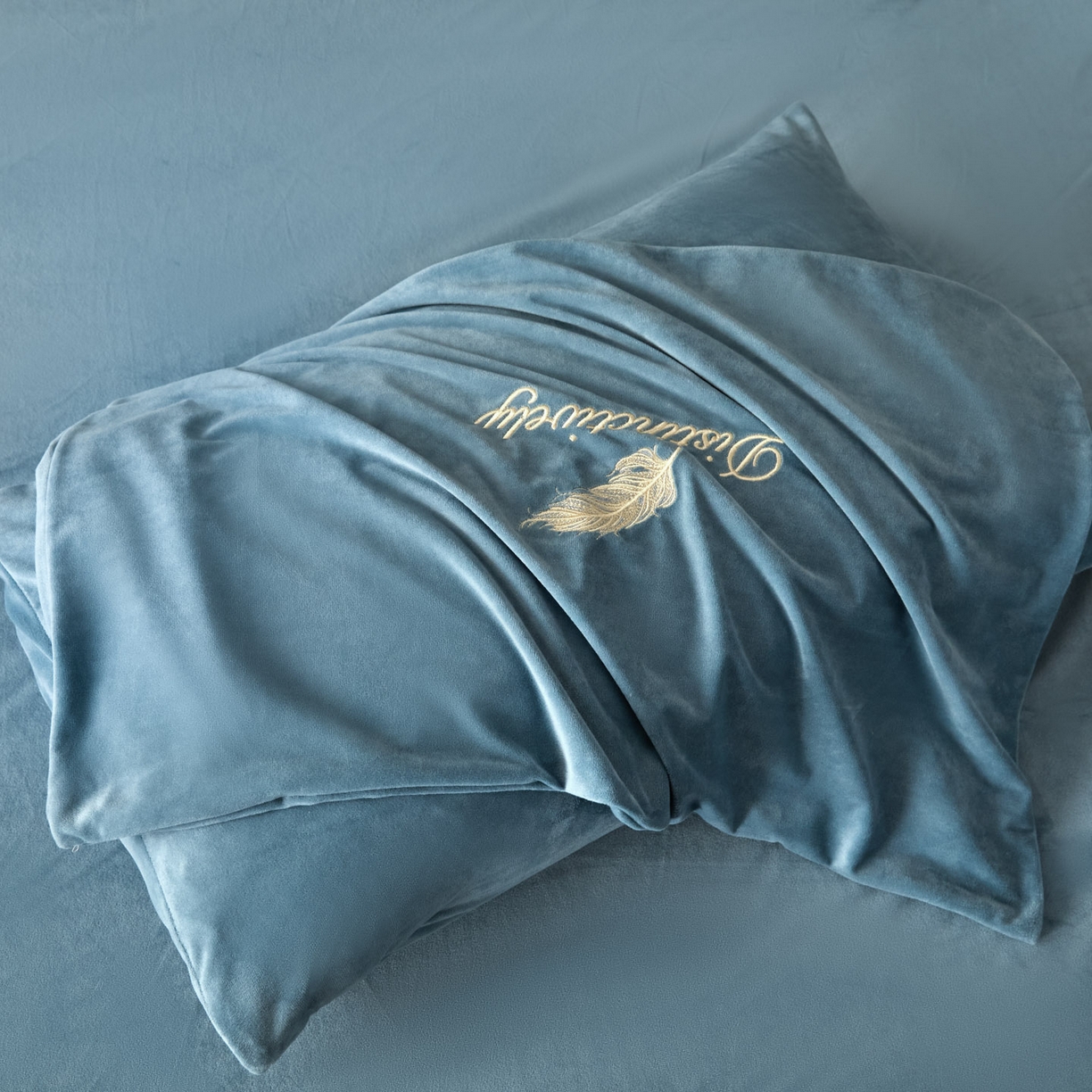 91家纺网 家纺一手货源 找家纺 云棉坊 2025新款高克重水晶绒绣花四件套-羽梦系列 羽梦-宾利蓝