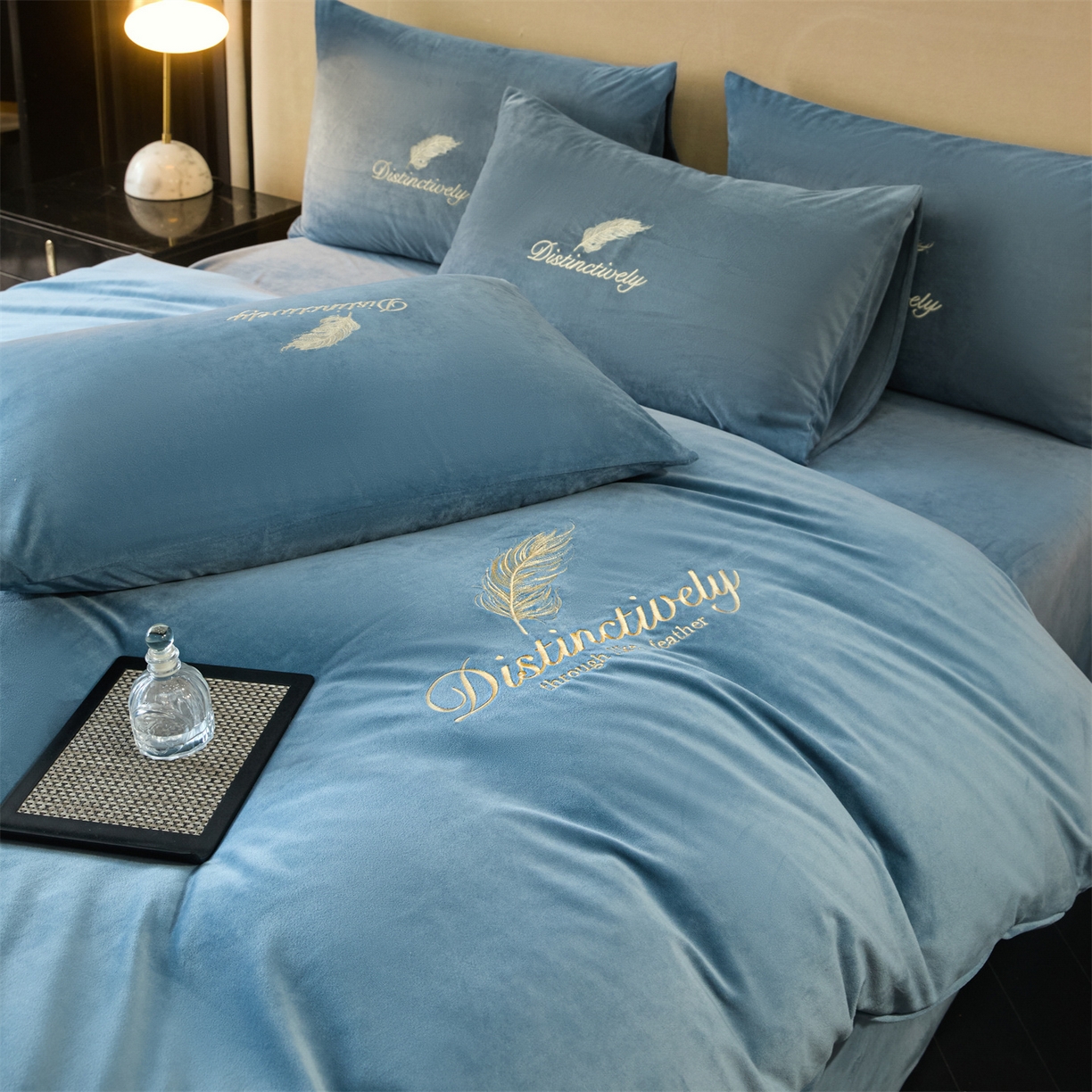 91家纺网 家纺一手货源 找家纺 云棉坊 2025新款高克重水晶绒绣花四件套-羽梦系列 羽梦-宾利蓝