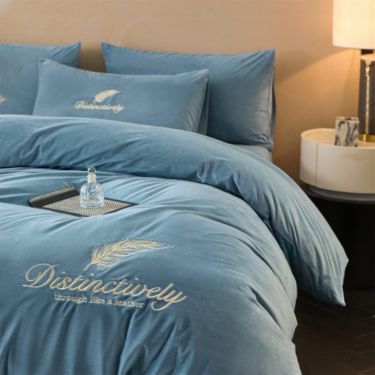 91家纺网 家纺一手货源 找家纺 云棉坊 2025新款高克重水晶绒绣花四件套-羽梦系列 羽梦-宾利蓝