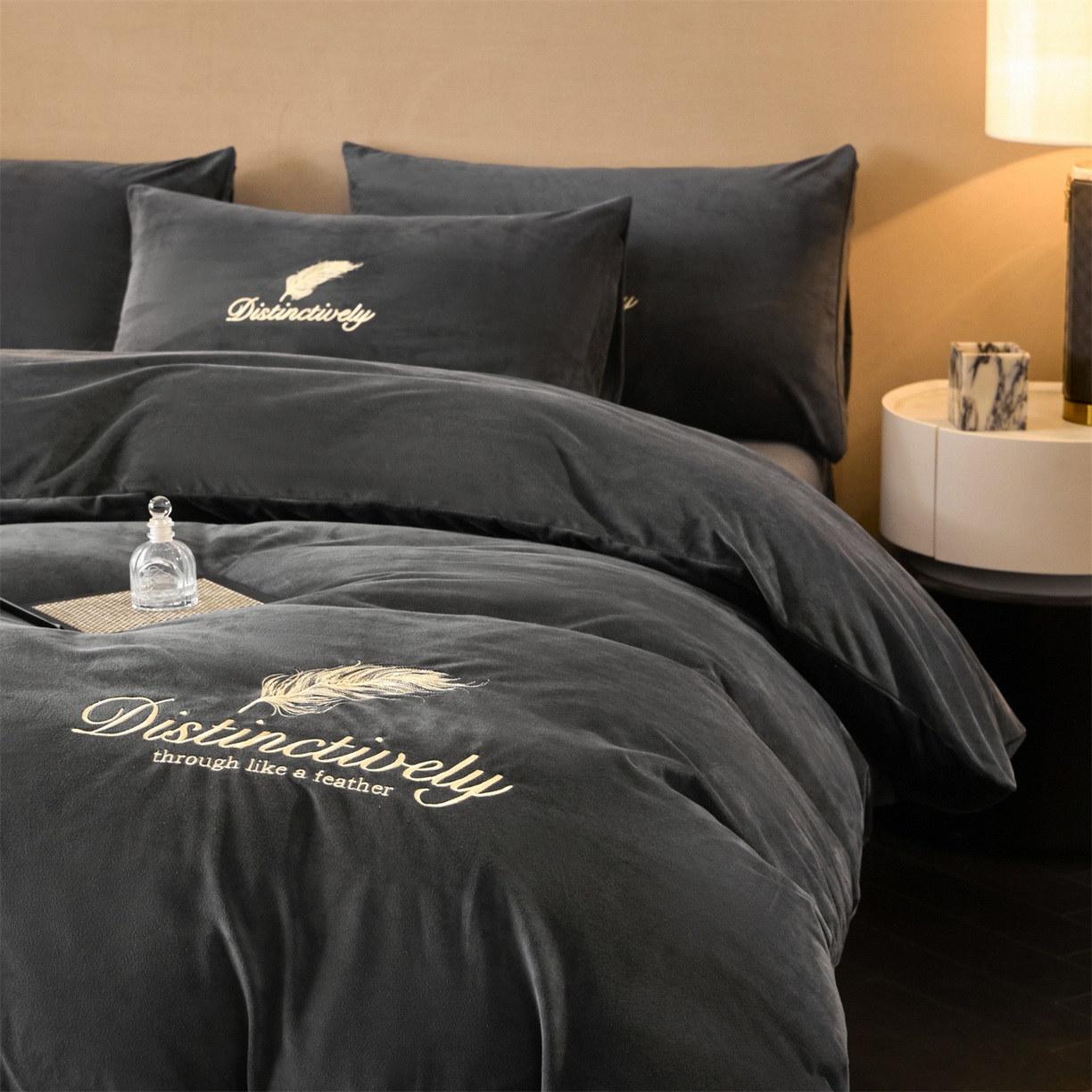 91家纺网 家纺一手货源 找家纺 云棉坊 2025新款高克重水晶绒绣花四件套-羽梦系列 羽梦-高级灰