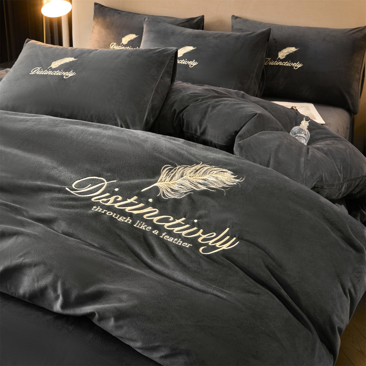 91家纺网 家纺一手货源 找家纺 云棉坊 2025新款高克重水晶绒绣花四件套-羽梦系列 羽梦-高级灰