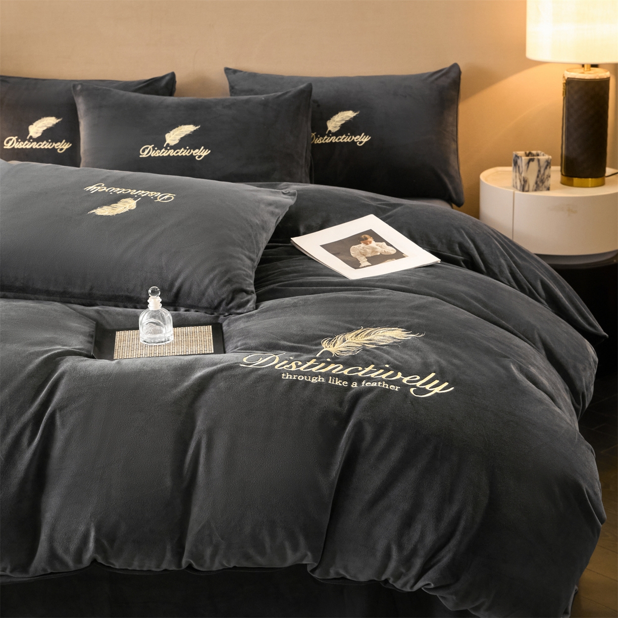 91家纺网 家纺一手货源 找家纺 云棉坊 2025新款高克重水晶绒绣花四件套-羽梦系列 羽梦-高级灰