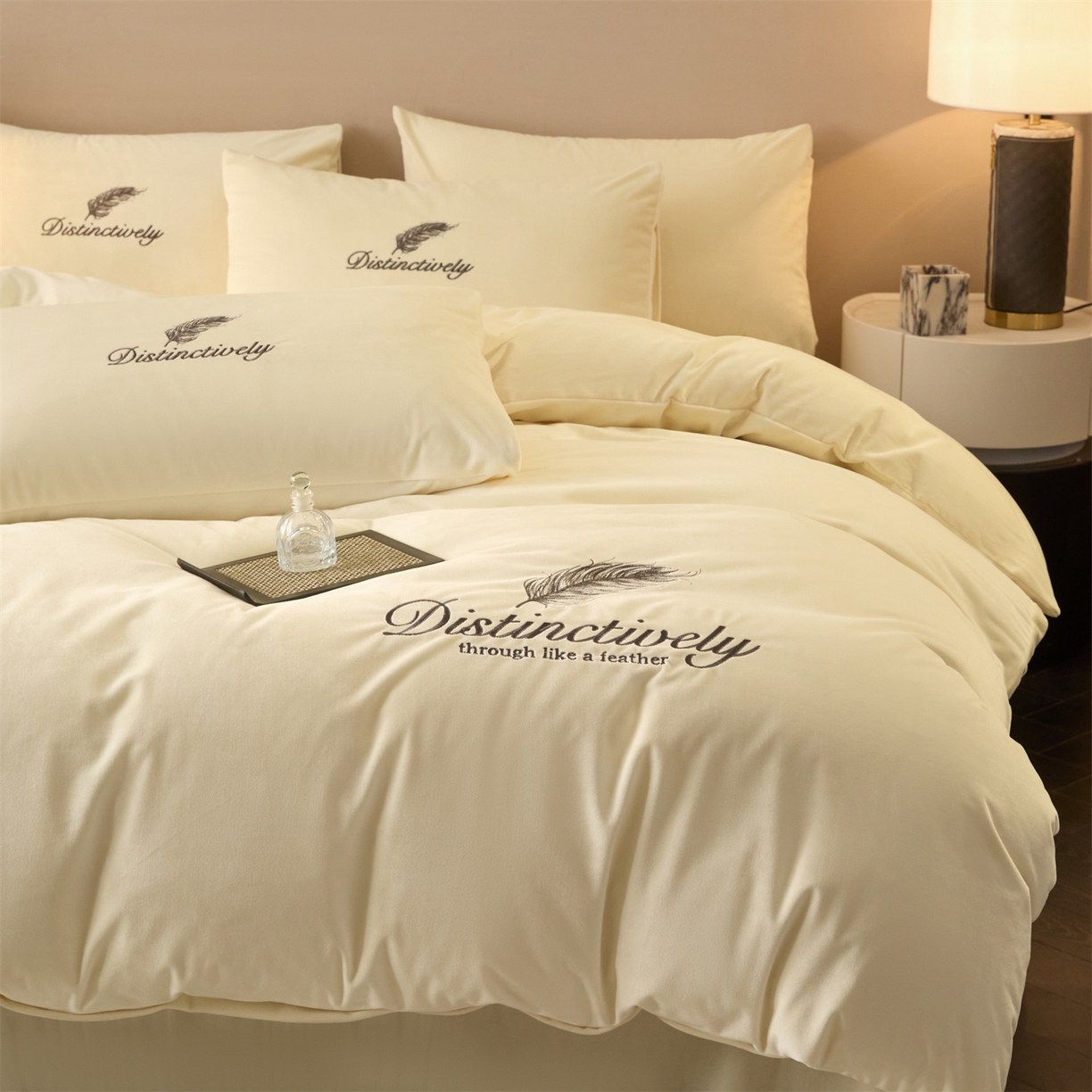 91家纺网 家纺一手货源 找家纺 云棉坊 2025新款高克重水晶绒绣花四件套-羽梦系列 羽梦-奶白