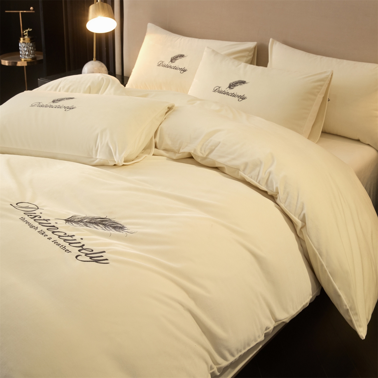 91家纺网 家纺一手货源 找家纺 云棉坊 2025新款高克重水晶绒绣花四件套-羽梦系列 羽梦-奶白