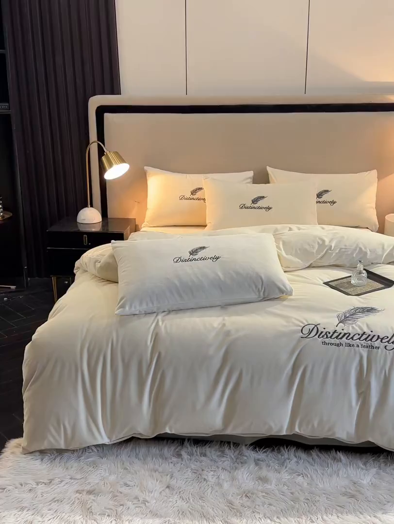 91家纺网 家纺一手货源 找家纺 云棉坊 2025新款高克重水晶绒绣花四件套-羽梦系列 羽梦-奶白