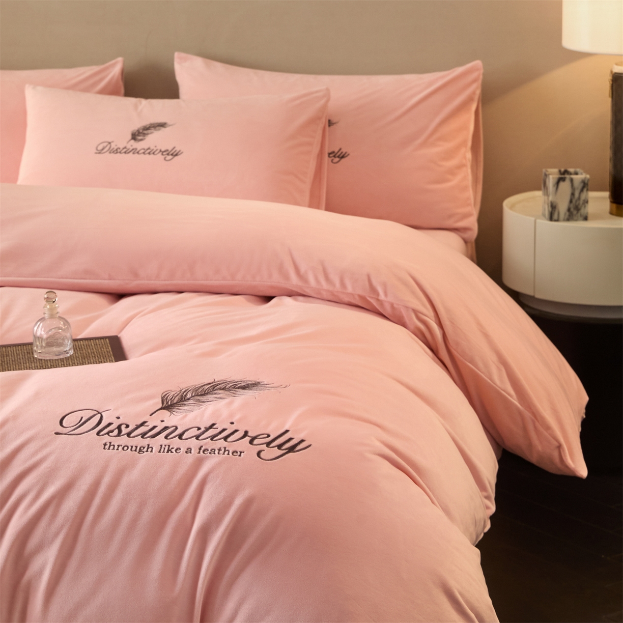 91家纺网 家纺一手货源 找家纺 云棉坊 2025新款高克重水晶绒绣花四件套-羽梦系列 羽梦-蜜桃粉