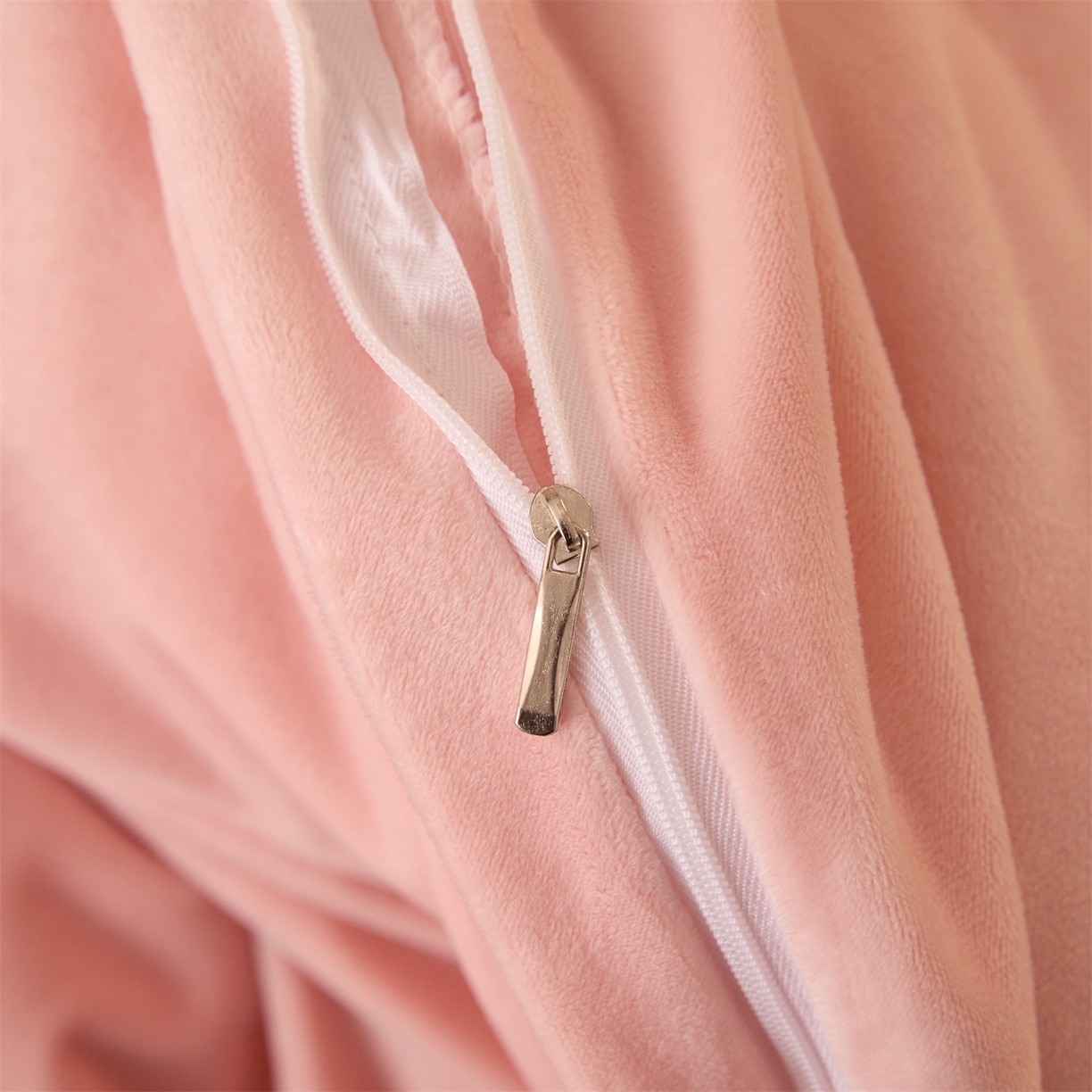 91家纺网 家纺一手货源 找家纺 云棉坊 2025新款高克重水晶绒绣花四件套-羽梦系列 羽梦-蜜桃粉