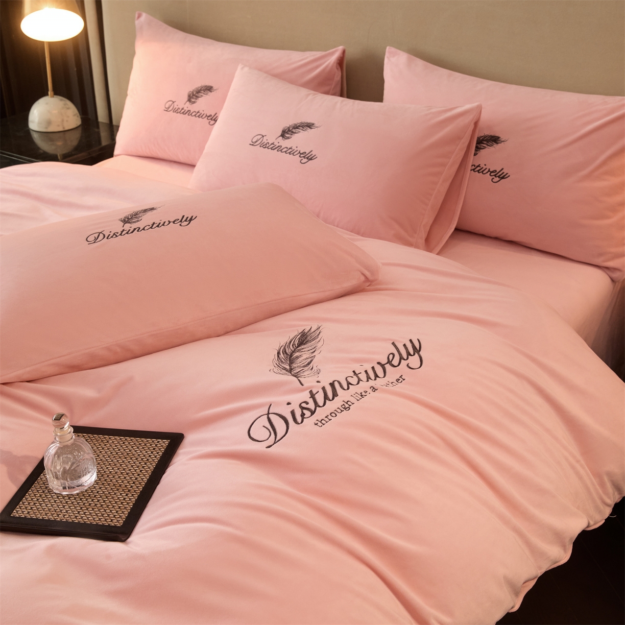 91家纺网 家纺一手货源 找家纺 云棉坊 2025新款高克重水晶绒绣花四件套-羽梦系列 羽梦-蜜桃粉