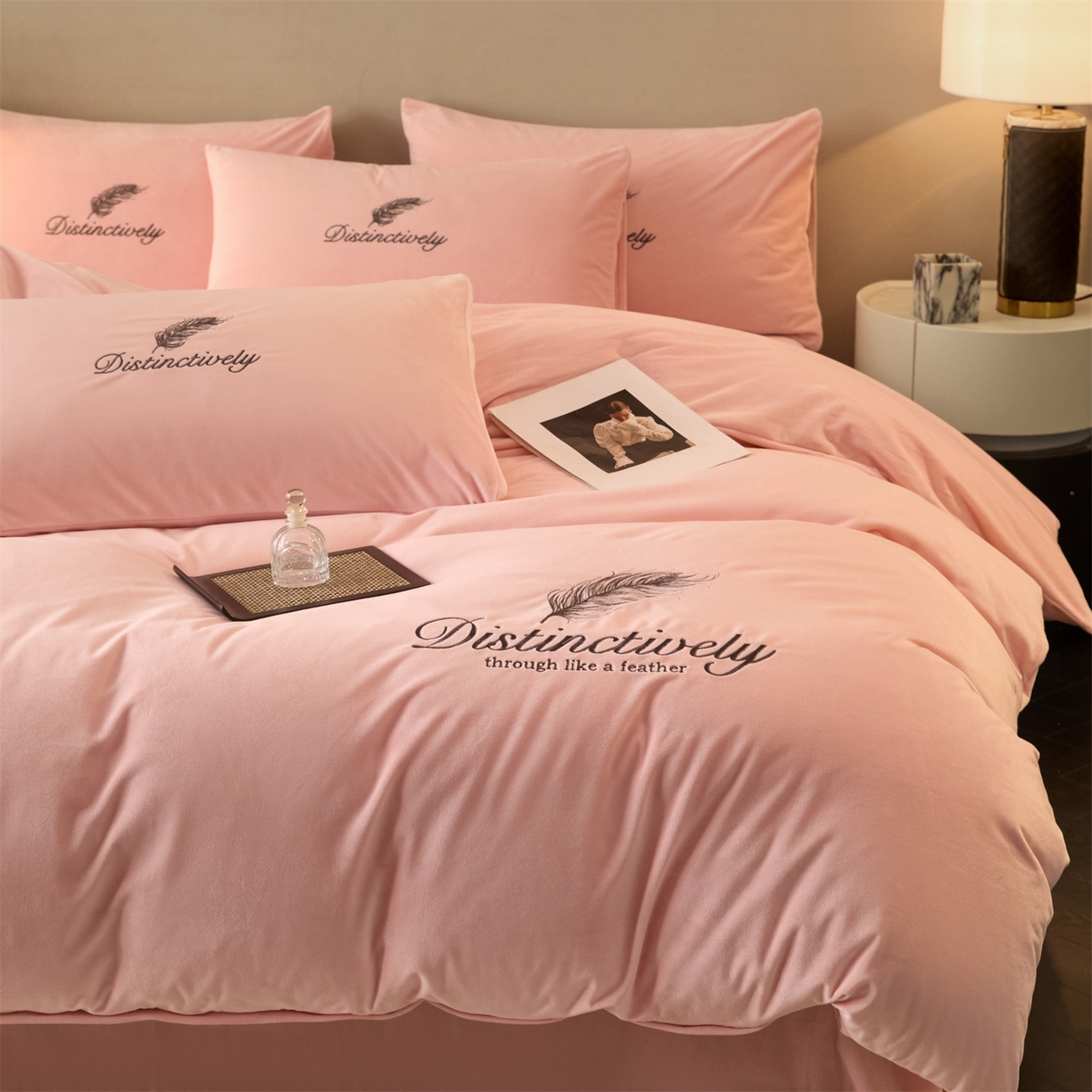 91家纺网 家纺一手货源 找家纺 云棉坊 2025新款高克重水晶绒绣花四件套-羽梦系列 羽梦-蜜桃粉