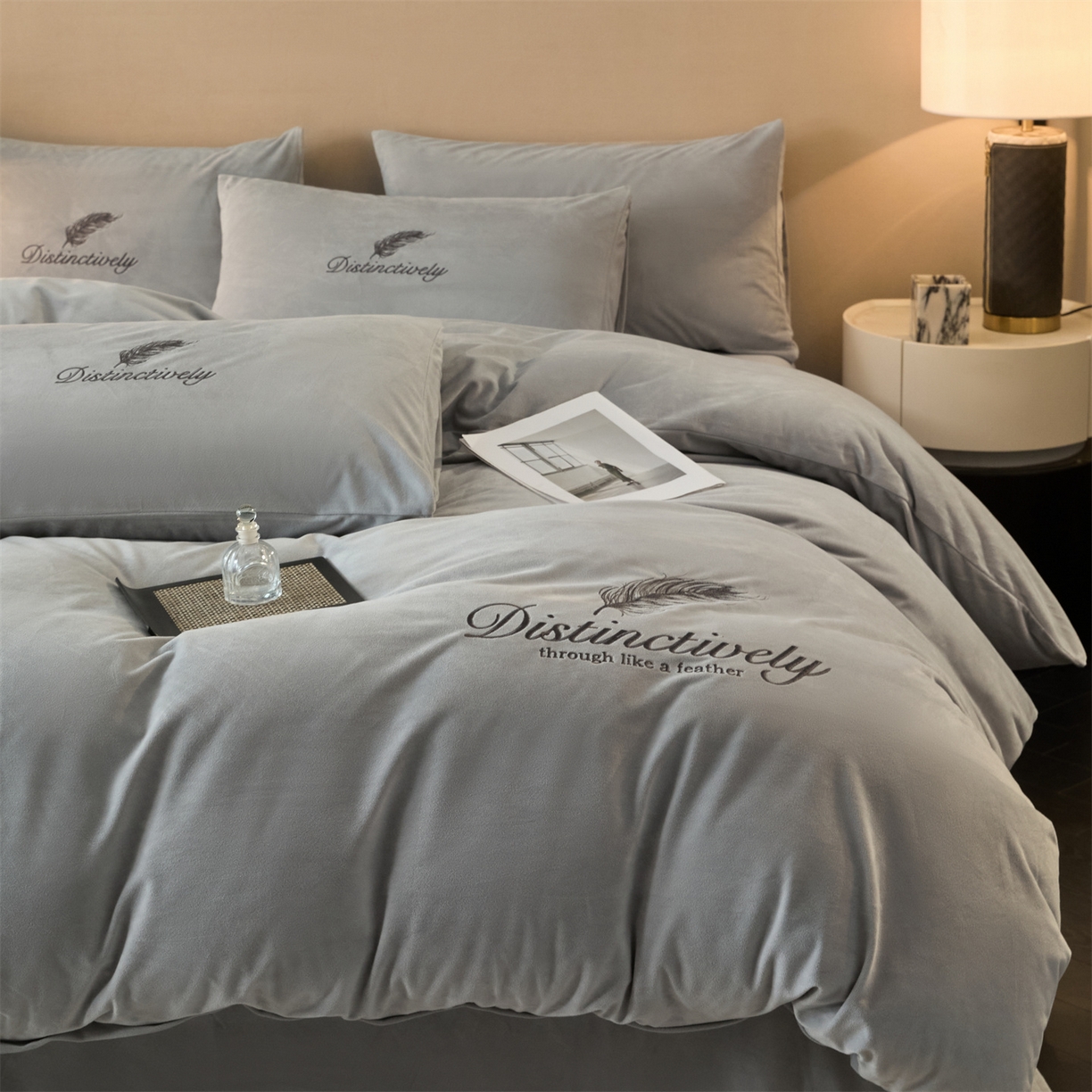 91家纺网 家纺一手货源 找家纺 云棉坊 2025新款高克重水晶绒绣花四件套-羽梦系列 羽梦-山灰