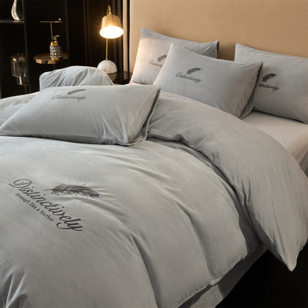 91家纺网 家纺一手货源 找家纺 云棉坊 2025新款高克重水晶绒绣花四件套-羽梦系列 羽梦-山灰