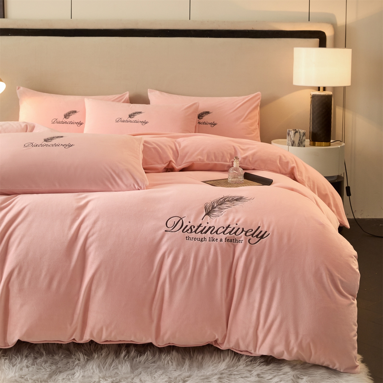 91家纺网 家纺一手货源 找家纺 云棉坊 2025新款高克重水晶绒绣花四件套-羽梦系列 羽梦-蜜桃粉