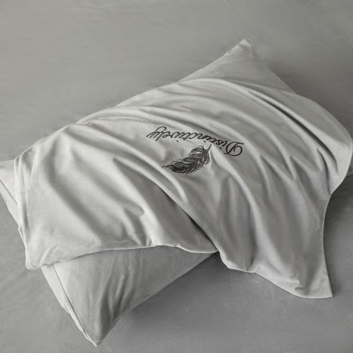 91家纺网 家纺一手货源 找家纺 云棉坊 2025新款高克重水晶绒绣花四件套-羽梦系列 羽梦-山灰